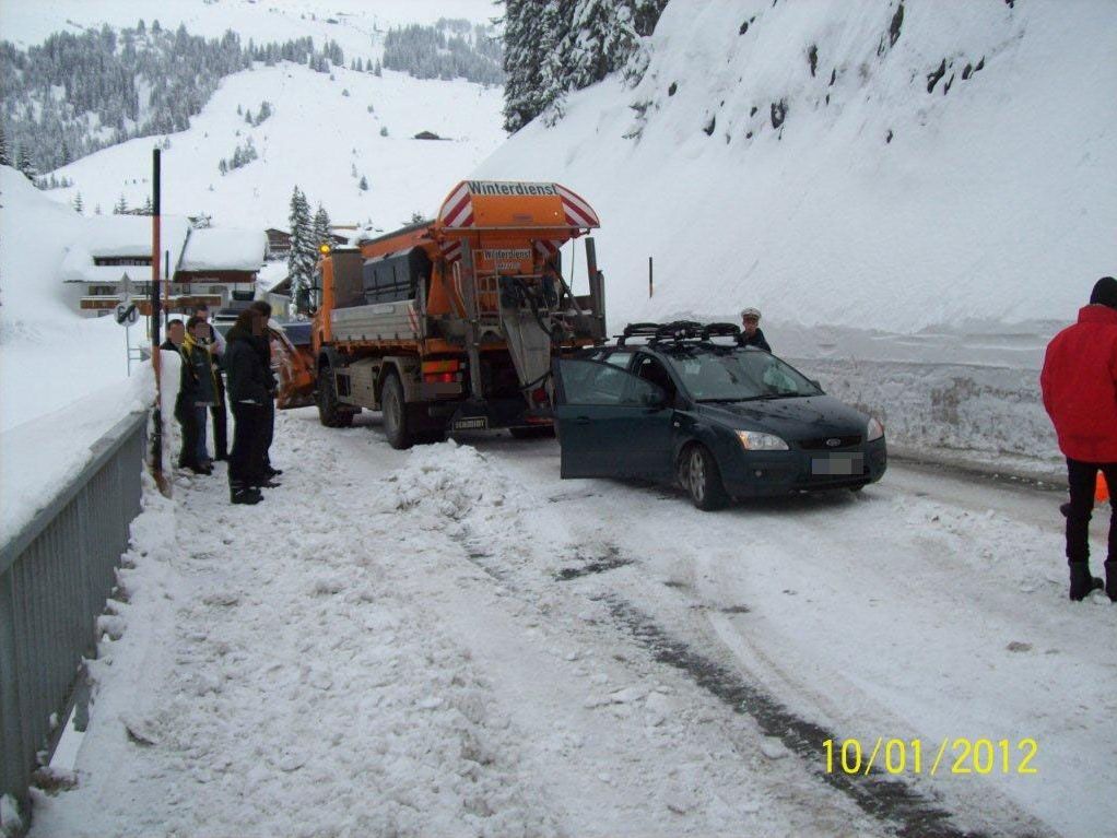 Kollision zwischen Räumfahrzeug und PKW am Dienstag endete glimpflich. Kollision zwischen Räumfahrzeug und PKW am Dienstag endete glimpflich.