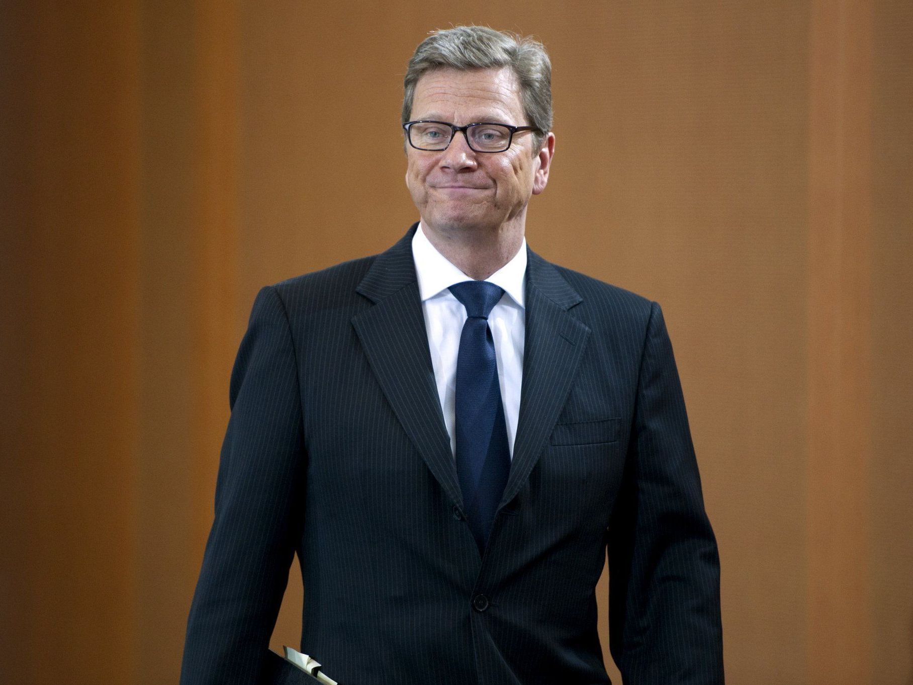 Westerwelle unterstützt einen Boykott iranischer Öllieferungen. Westerwelle unterstützt einen Boykott iranischer Öllieferungen.