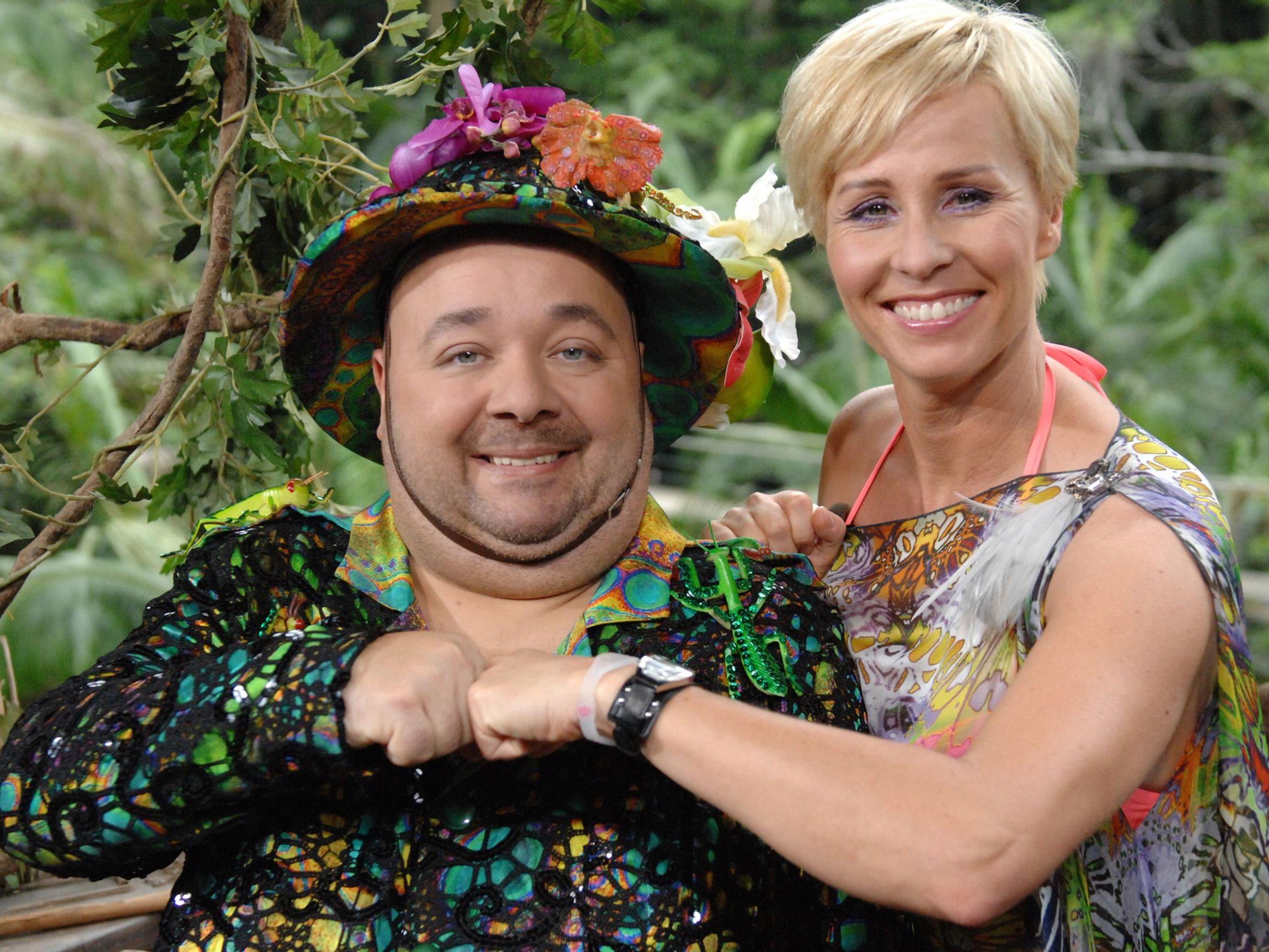 Zunehmend genervt von "Nackedei" Micaela Schäfer: Dirk Bach und Sonja Zietlow. Zunehmend genervt von "Nackedei" Micaela Schäfer: Dirk Bach und Sonja Zietlow.