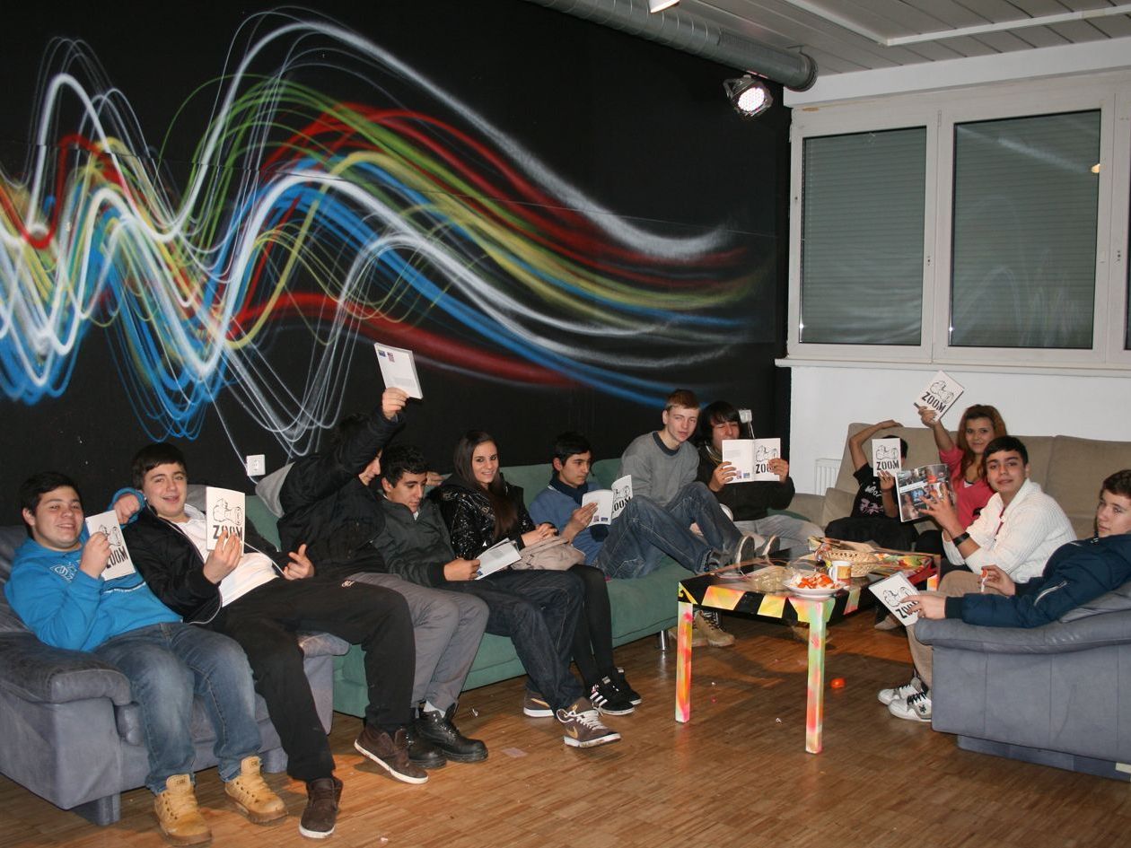 Voll krass -V 3 Zoom beinhaltet 270 spannende Interviews, die Alt und Jung begeistern. Voll krass -V 3 Zoom beinhaltet 270 spannende Interviews, die Alt und Jung begeistern.