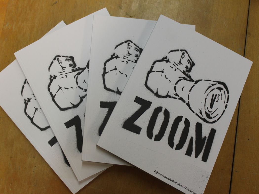 Das faszinierende Taschenbuch V3 Zoom mit 270 Interviews liegt in den Rathäusern auf. Das faszinierende Taschenbuch V3 Zoom mit 270 Interviews liegt in den Rathäusern auf.