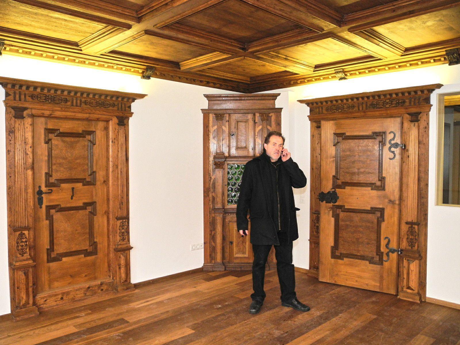 Architekt Josef Schwärzler im Renaissance-Zimmer, ein Juwel mittelalterlicher Baukunst