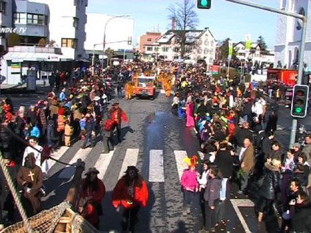 Tausende Menschen säumten beim Umzug in Götzis die Straßen Tausende Menschen säumten beim Umzug in Götzis die Straßen