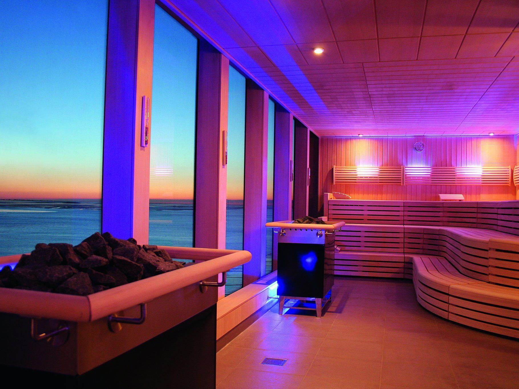 Panorama-Sauna auf "Mein Schiff 2" / TUICruises. Panorama-Sauna auf "Mein Schiff 2" / TUICruises.