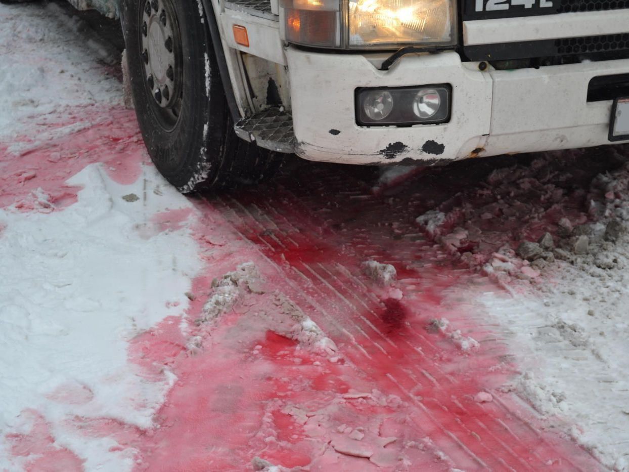 Nein, das ist kein Blut, sondern Heizöl Nein, das ist kein Blut, sondern Heizöl