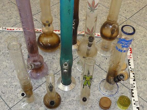 Auch Rauchparaphernalien wurden sichergestellt Auch Rauchparaphernalien wurden sichergestellt
