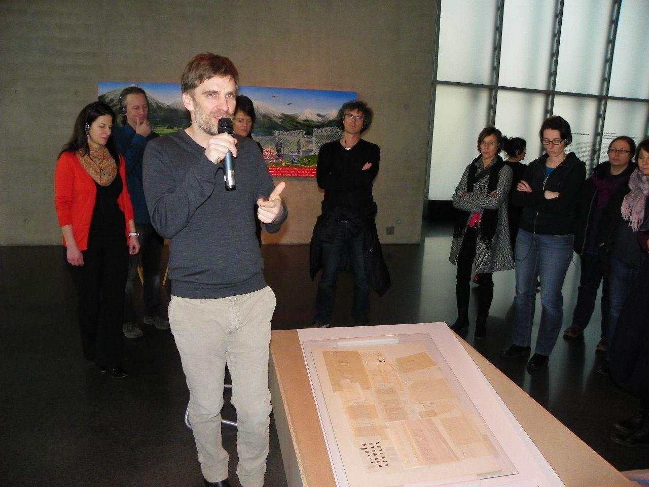 Winfried Nußbaummüller erläutert die Ausstellung in der KUB Arena