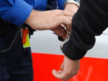 Graz: Mann wurde nach Angriff auf Freundin von der Polizei festgenommen Graz: Mann wurde nach Angriff auf Freundin von der Polizei festgenommen