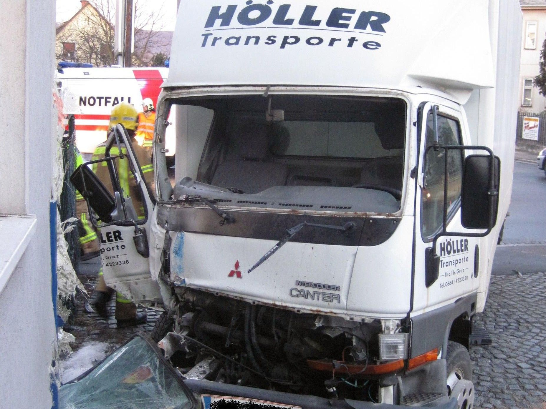 Bei dem Unfall in den sowohl ein Lkw als auch ein Auto verwickelt waren, sind drei Personen verletzt worden. Bei dem Unfall in den sowohl ein Lkw als auch ein Auto verwickelt waren, sind drei Personen verletzt worden.