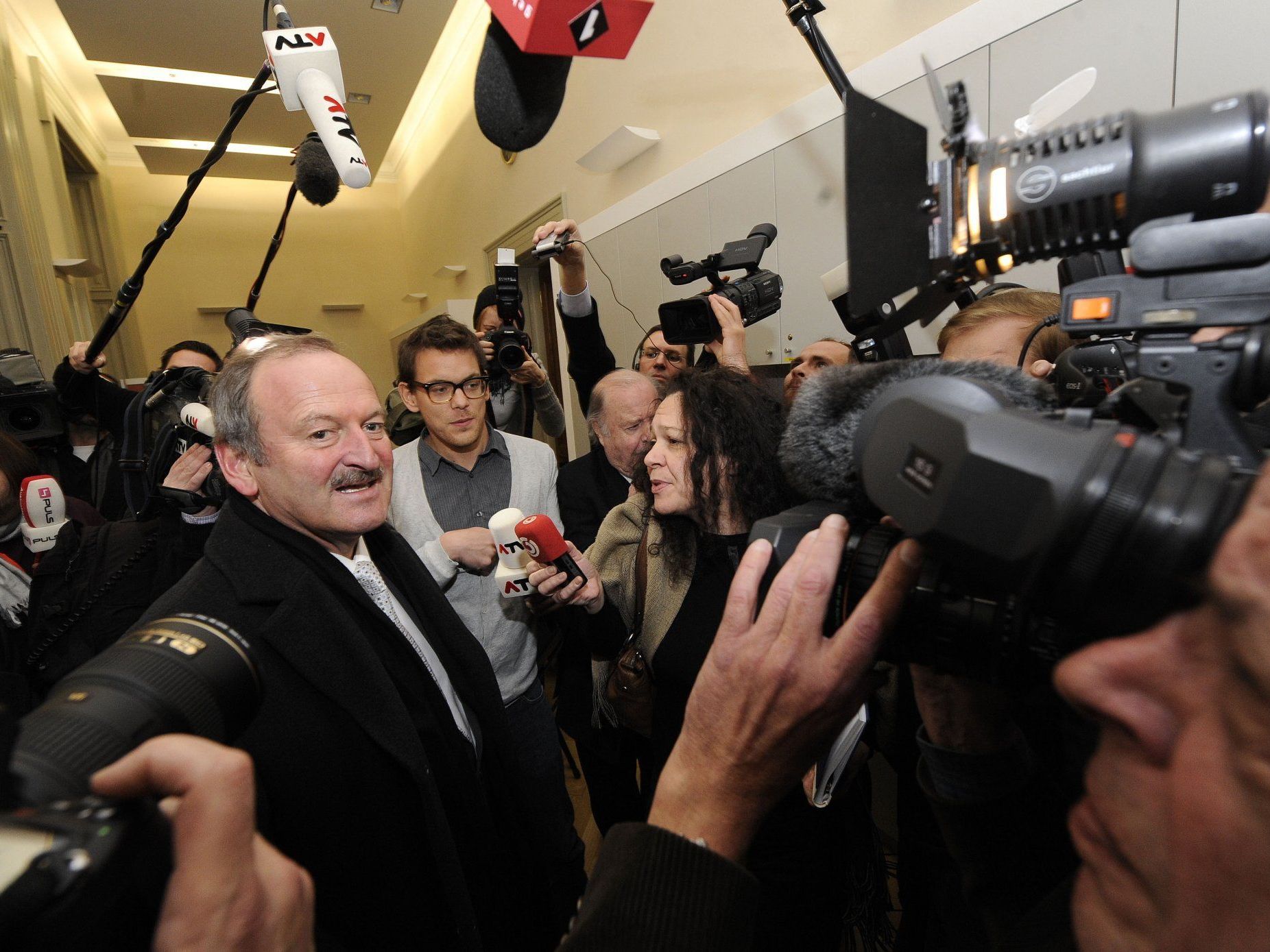 Für das größte Aufsehen sorgte bisher der Schmiergeldverdacht gegen das BZÖ und dessen früheren Vizekanzler Hubert Gorbach. Für das größte Aufsehen sorgte bisher der Schmiergeldverdacht gegen das BZÖ und dessen früheren Vizekanzler Hubert Gorbach.