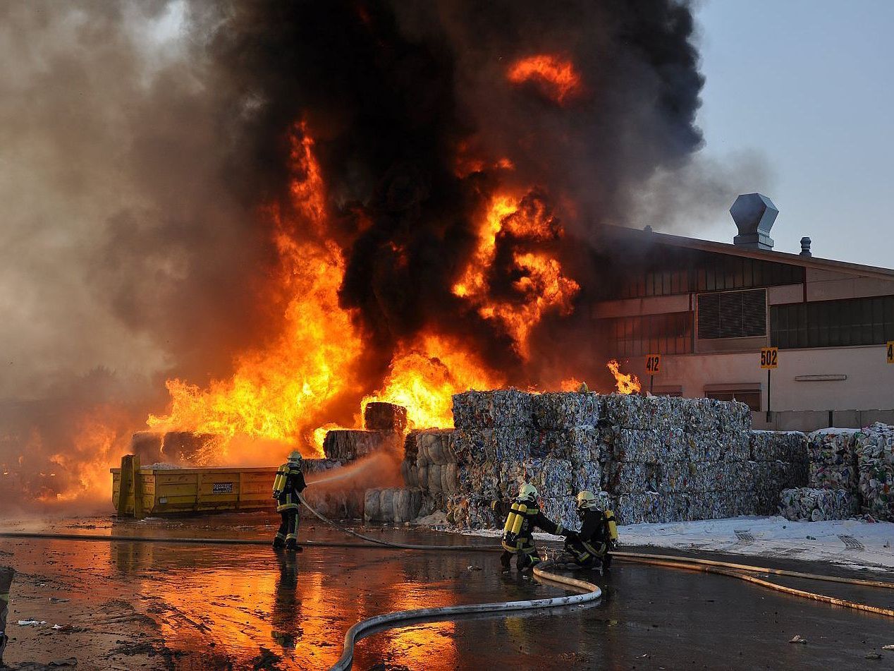 In Flammen ging diese Recycling-Firma in Leopoldsdorf auf In Flammen ging diese Recycling-Firma in Leopoldsdorf auf