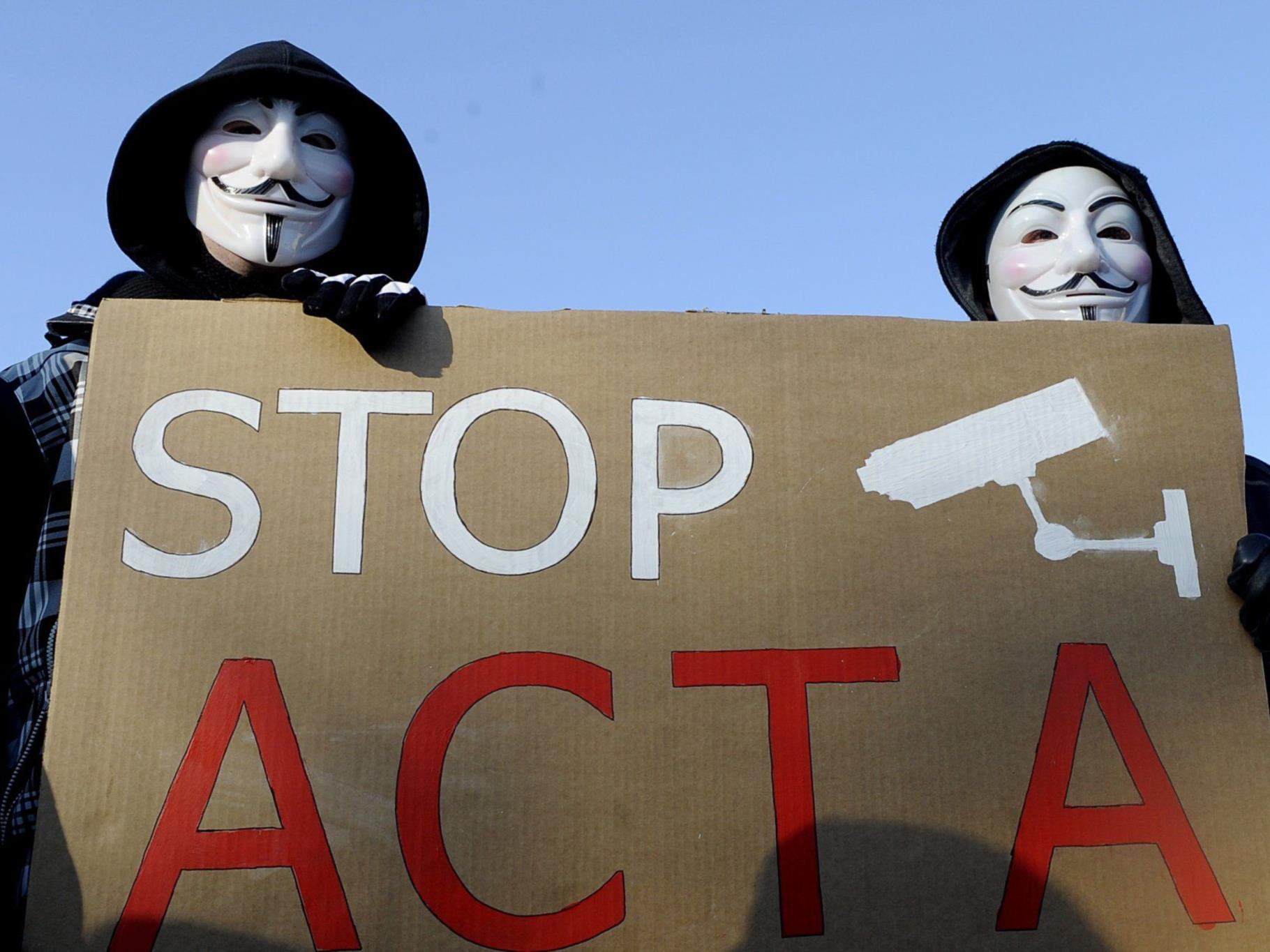 Maskierte Demonstranten protestieren gegen ACTA - am Samstag auch in Bregenz.