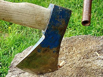 Als Waffe hatte der Räuber in Liesing offenbar gerade nur eine Axt zur Hand Als Waffe hatte der Räuber in Liesing offenbar gerade nur eine Axt zur Hand