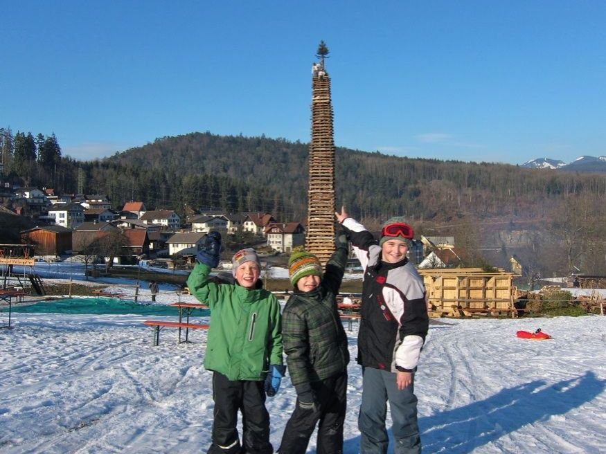 Jonas, Leon und Michael freuen sich schon auf das Funkenfest Fellengatter. Jonas, Leon und Michael freuen sich schon auf das Funkenfest Fellengatter.