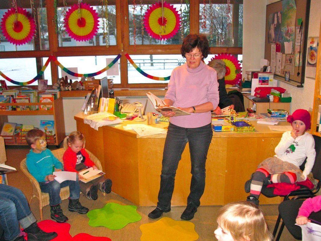 Rosi Hilbrand begeisterte die vielen Kinder mit Geschichten und Reimen in der Bücherei Nofels