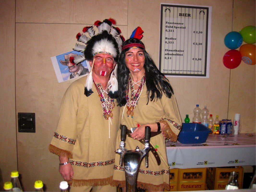 Passend dem Thema gekleidet war auch das Barteam des diesjährigen Butzvarruckt-Balls Passend dem Thema gekleidet war auch das Barteam des diesjährigen Butzvarruckt-Balls