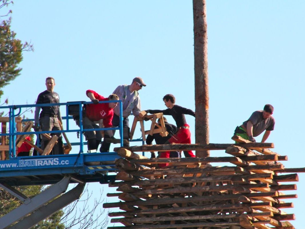 Schwingen beachtlich den Hammer: Die "Milchsüppler Funkenzunft" am Festplatz in der Oberau Schwingen beachtlich den Hammer: Die "Milchsüppler Funkenzunft" am Festplatz in der Oberau
