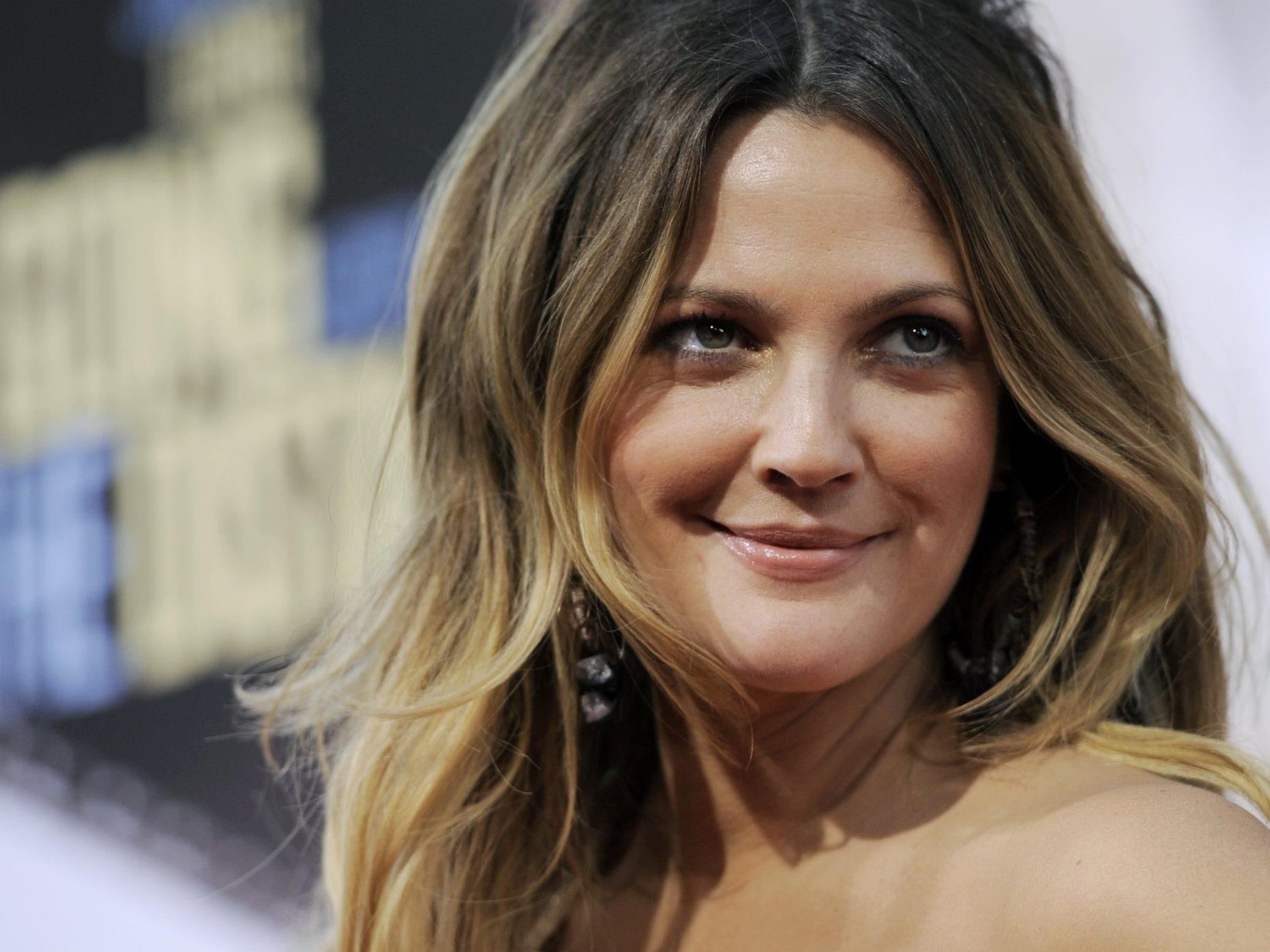 Hollywoodstar Drew Barrymore mag sich wie sie ist - auch ohne die Hilfe von Operationen. Hollywoodstar Drew Barrymore mag sich wie sie ist - auch ohne die Hilfe von Operationen.