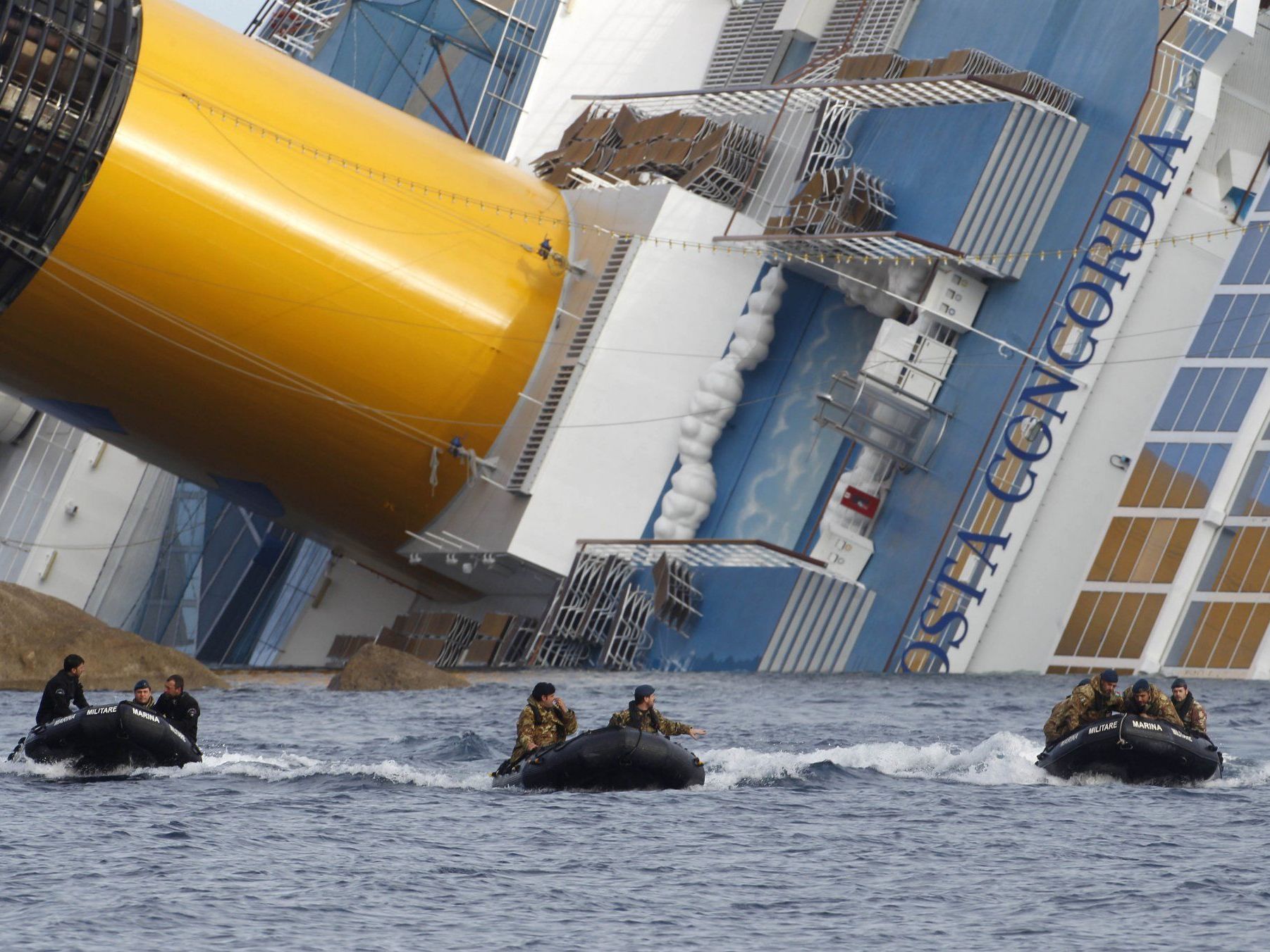 Gegen Kapitän Schettino und vier weitere Offiziere werden nun neue Vorwürfe erhoben. Gegen Kapitän Schettino und vier weitere Offiziere werden nun neue Vorwürfe erhoben.