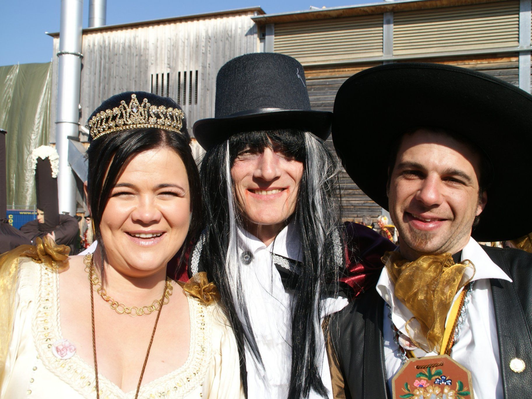 Prinzessin Evelyn die I. und Prinz Oliver der XXXX. freuen sich mit Graf Hannes über zahlreiche Besucher Prinzessin Evelyn die I. und Prinz Oliver der XXXX. freuen sich mit Graf Hannes über zahlreiche Besucher