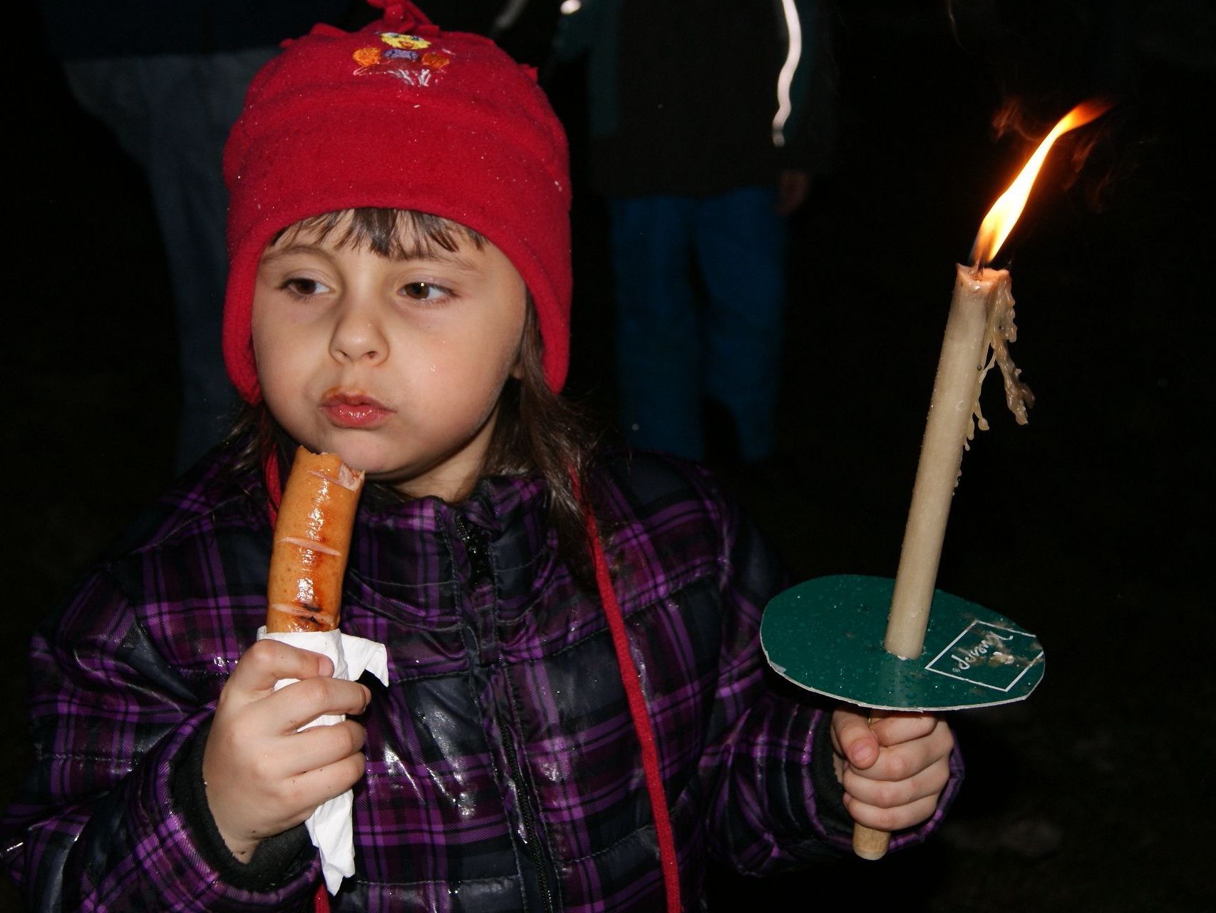 Leonie ließ sich die Funkenwurst nicht entgehen. Leonie ließ sich die Funkenwurst nicht entgehen.