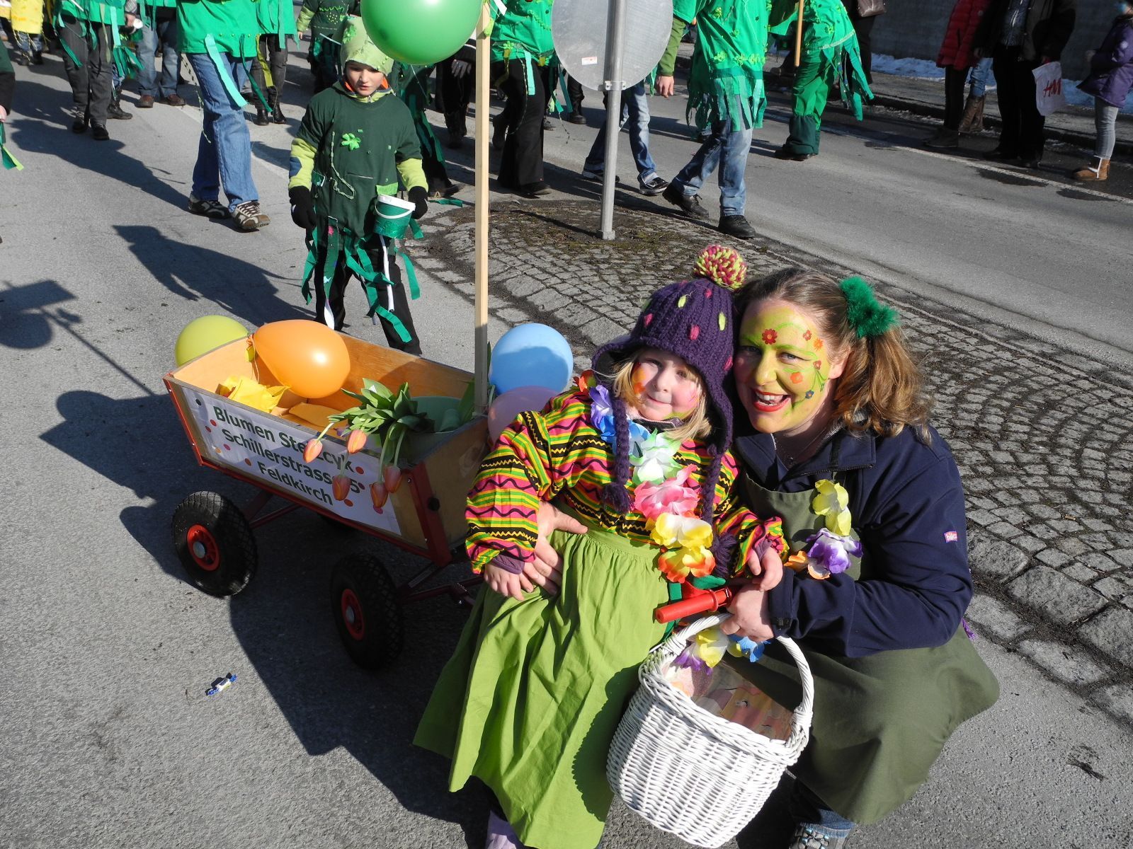 Mit diesem Blumenwägele wurde der Toschtner Kinderfaschingumzug angeführt