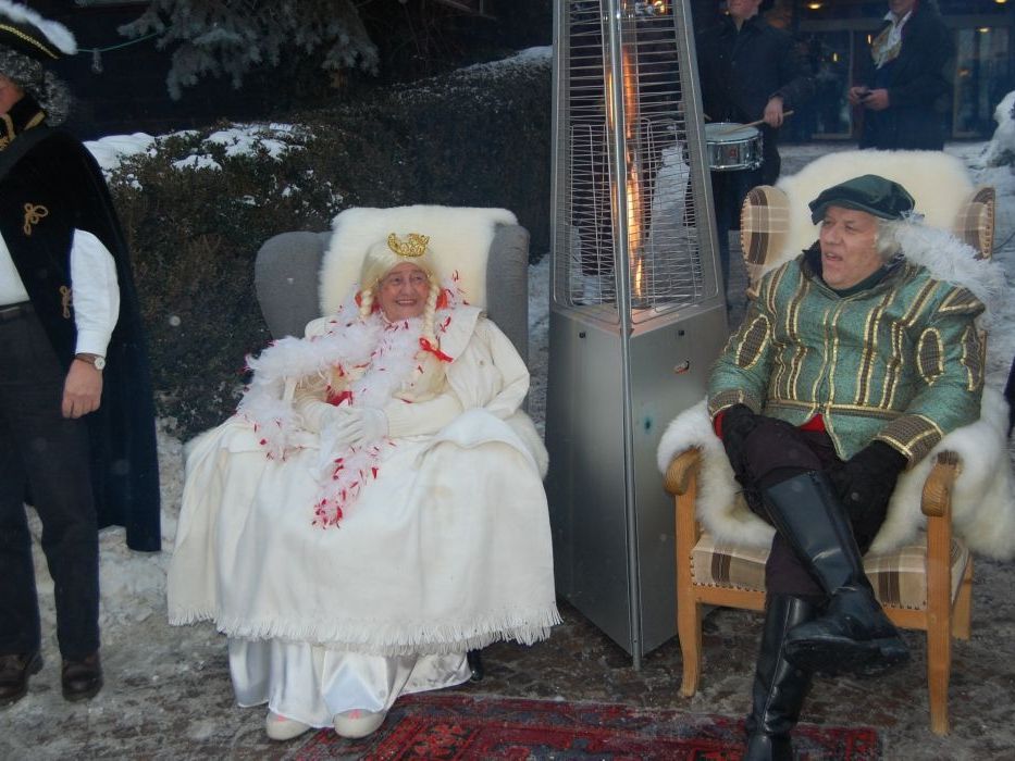 Fürst und Fürstin wurden gebührend an der Staatsgrenze empfangen. Fürst und Fürstin wurden gebührend an der Staatsgrenze empfangen.