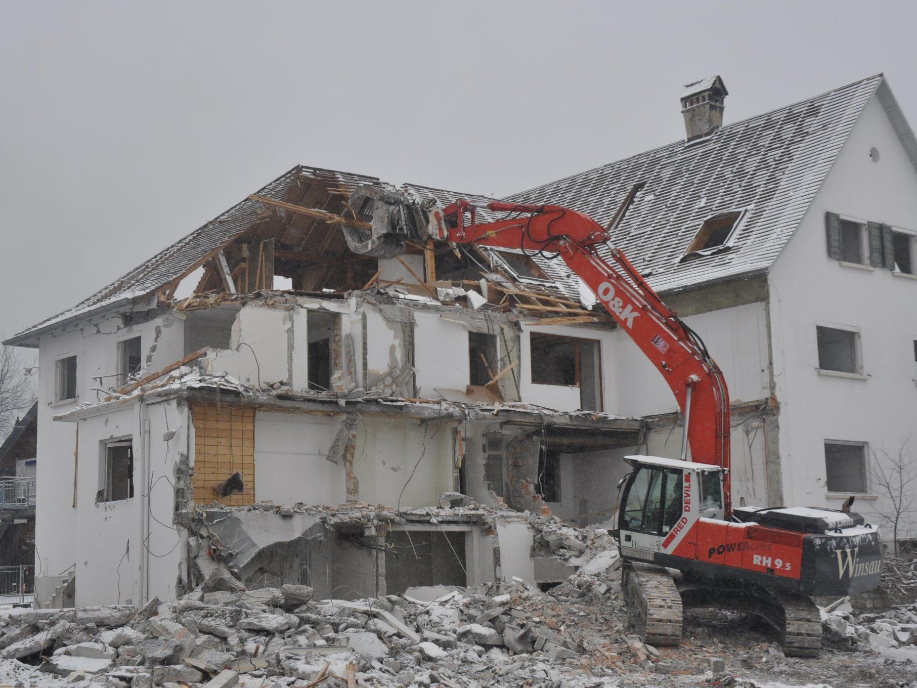 Das ehemalige  Büro- und Wohnhaus fällt der Spitzhacke zum Opfer.