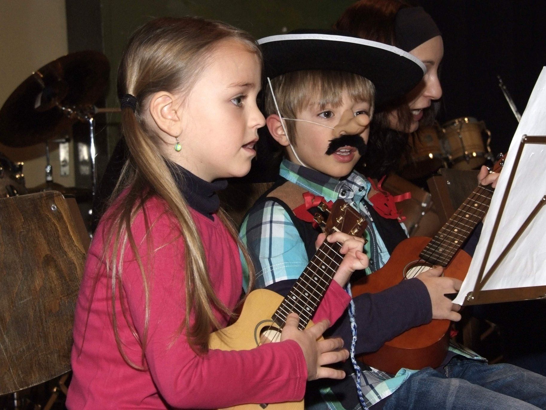 Singen und Spielen gleichzeitig ist für die kleinen Ukulele-Künstler kein Problem. Singen und Spielen gleichzeitig ist für die kleinen Ukulele-Künstler kein Problem.