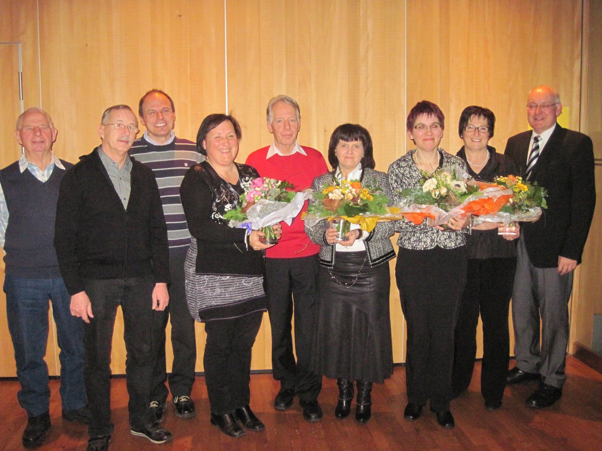 Die geehrten Mitglieder mit Obmann Toni Tschann und Chorleiter Josef Bachmann Die geehrten Mitglieder mit Obmann Toni Tschann und Chorleiter Josef Bachmann