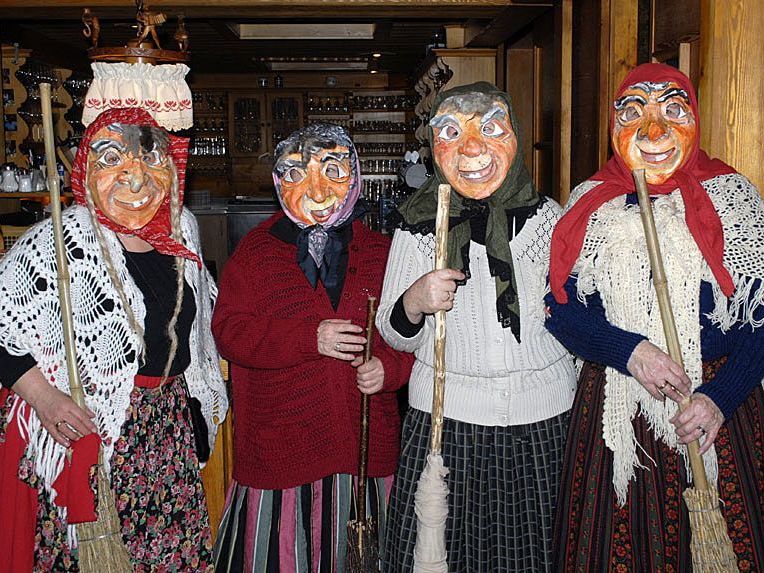 "Die Letzten Drei" nach dem Funkenabbrennen haben in Tschagguns Tradition. "Die Letzten Drei" nach dem Funkenabbrennen haben in Tschagguns Tradition.