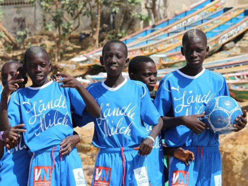 Glückliche Sportsfreunde aus dem Senegal mit den FC-Blau-Weiß-Dressen.