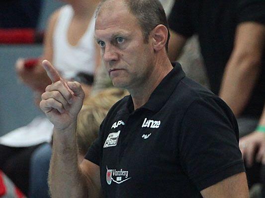 Hard-Coach Markus Burger zeigt die Marschrichtung vor – und will mit seinen „Roten Teufeln“ heute unbedingt den Sieg im Viertelfinale des ÖHB-Cup gegen Margareten. Hard-Coach Markus Burger zeigt die Marschrichtung vor – und will mit seinen „Roten Teufeln“ heute unbedingt den Sieg im Viertelfinale des ÖHB-Cup gegen Margareten.