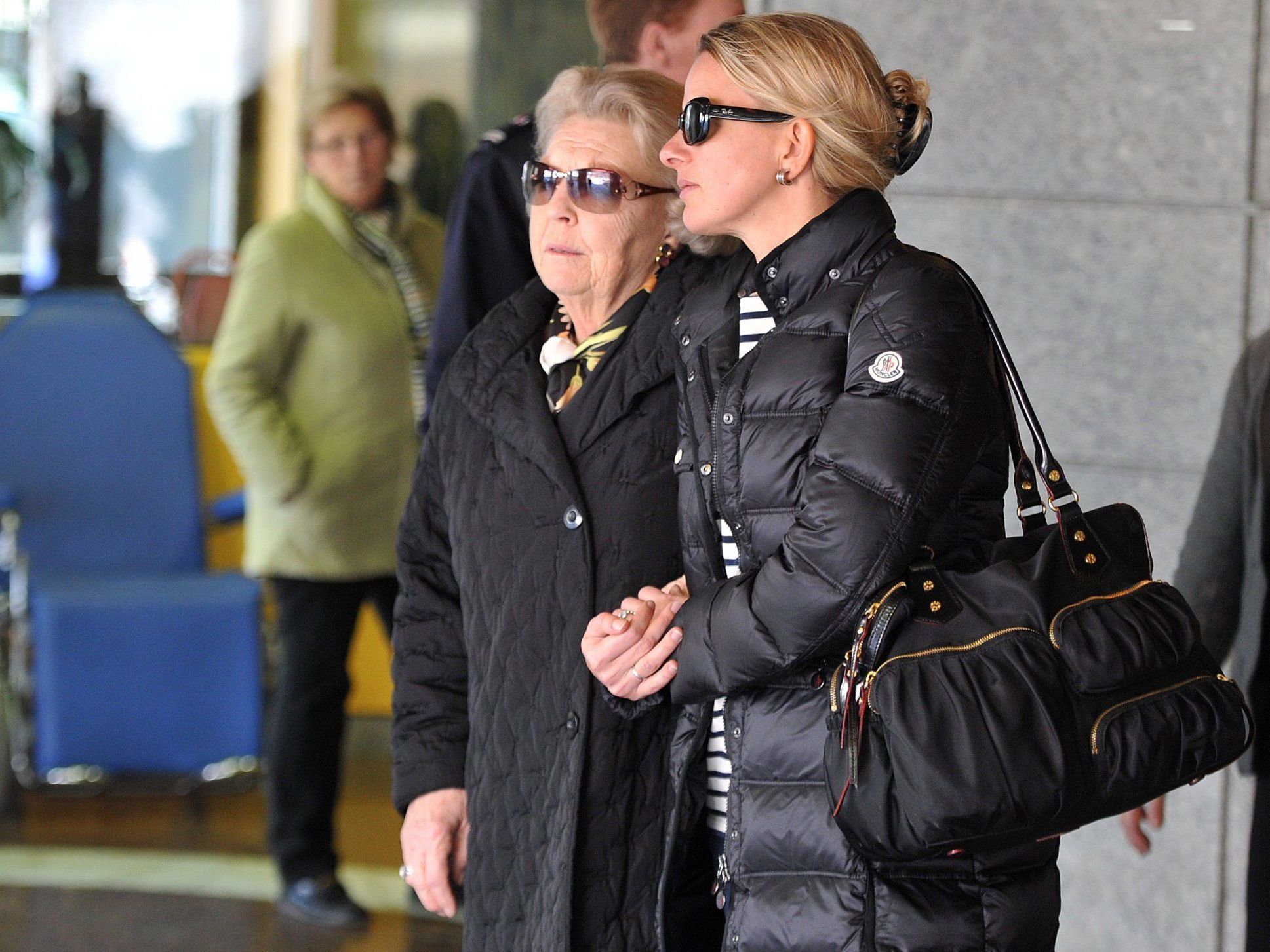Königin Beatrix und Frisos Ehefrau Mabel besuchen den Verunglückten in der Innsbrucker Universitätklinik. Königin Beatrix und Frisos Ehefrau Mabel besuchen den Verunglückten in der Innsbrucker Universitätklinik.