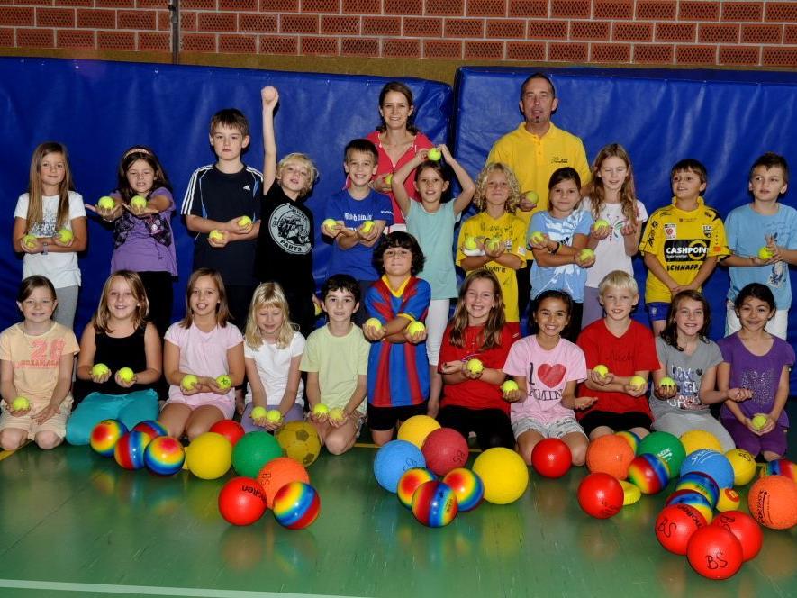 Mit viel Freude absolvieren die Kinder ihre tägliche Sporteinheit, wie hier die Ballschule.