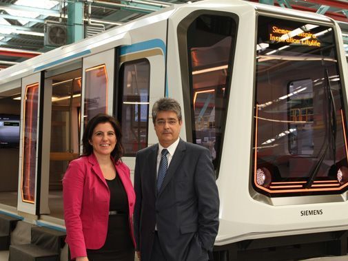 Im Vordergrund die Siemens-Chef, im Hintergrund eine neue Straßenbahn für die asiatischen Markt Im Vordergrund die Siemens-Chef, im Hintergrund eine neue Straßenbahn für die asiatischen Markt