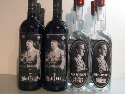 Schnaps und Wein mit Hakenkreuzen und Hitler-Bild auf den Flaschen.