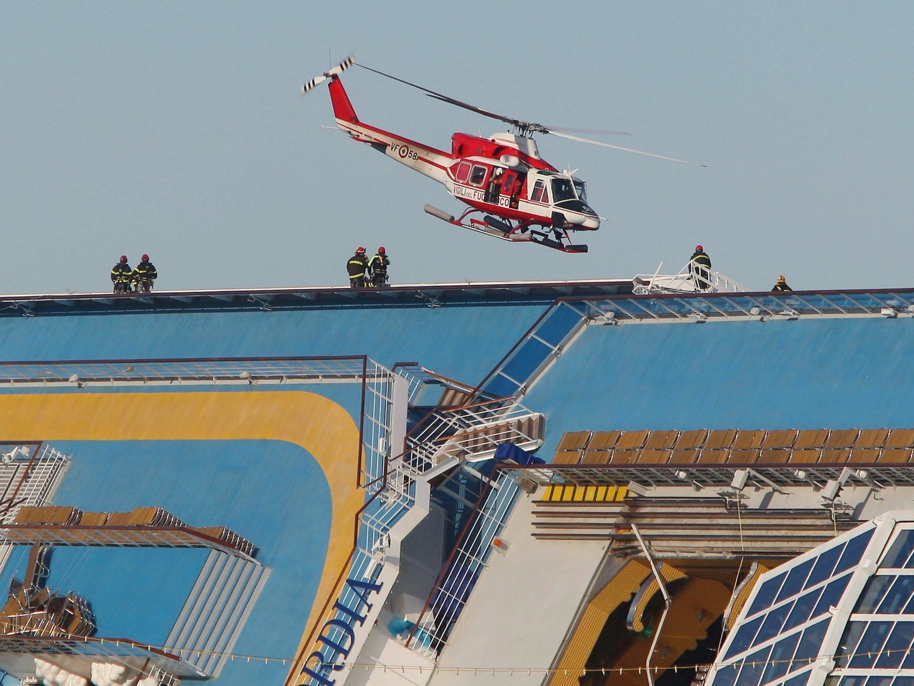 Die Suche nach Vermissten des havarierten Kreuzfahrtschiffes geht nun weiter. Die Suche nach Vermissten des havarierten Kreuzfahrtschiffes geht nun weiter.
