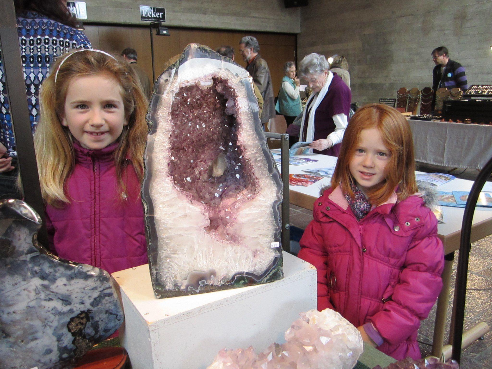 Lena und Anja sind begeisterte Mineraliensammlerinnen