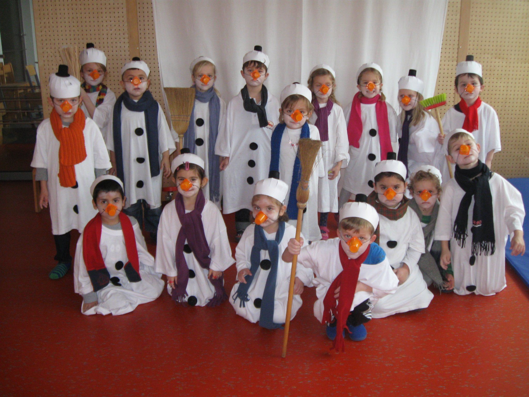 Die Elefantengruppe des Bezauer Kindergartens - sind wir nicht tolle Schneemänner? Die Elefantengruppe des Bezauer Kindergartens - sind wir nicht tolle Schneemänner?