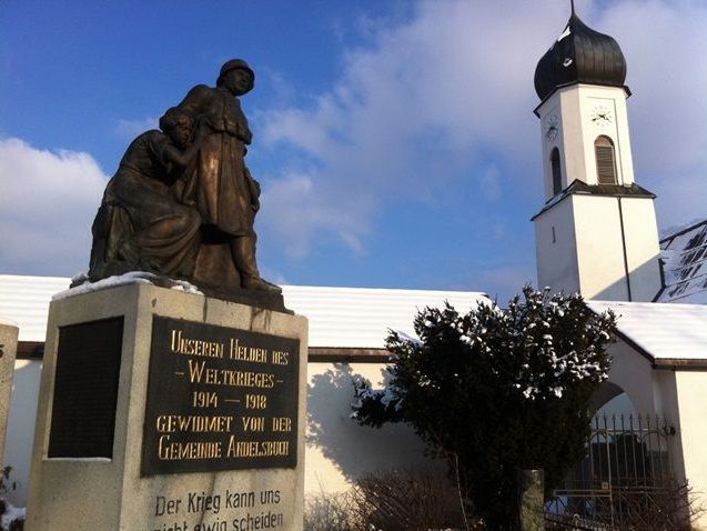 Unter anderem werden in Andelsbuch in diesem Jahr das Kriegerdenkmal und der Kirchenvorplatz restauriert.