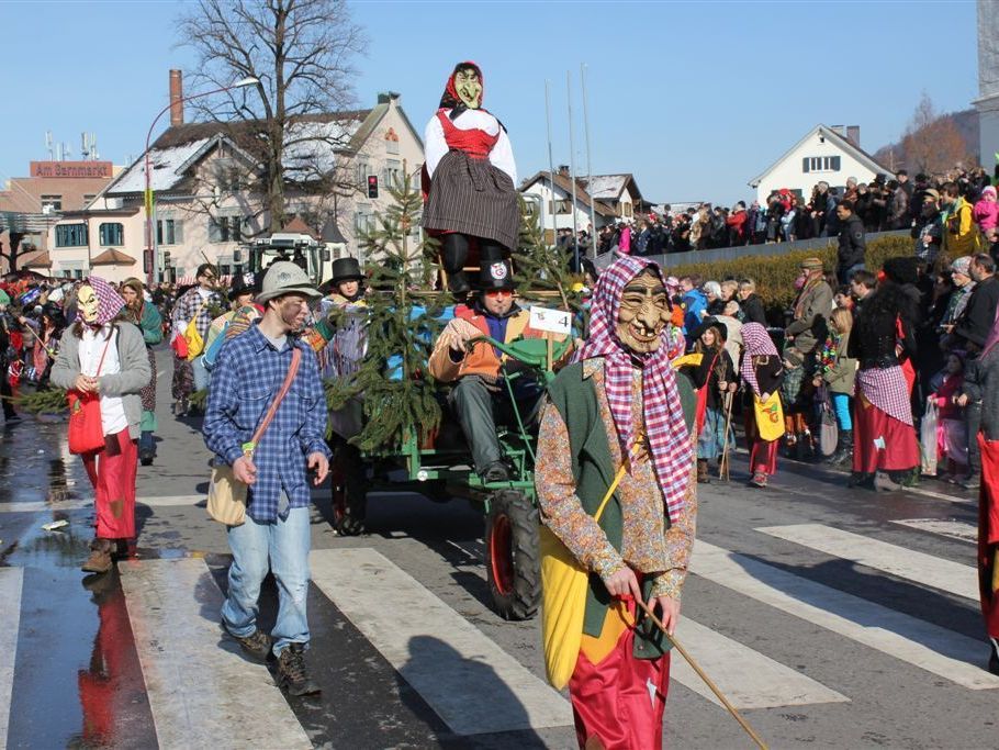 Beim Götzner Faschingsumzug "suchte" die Funkenhexe ihren Funken