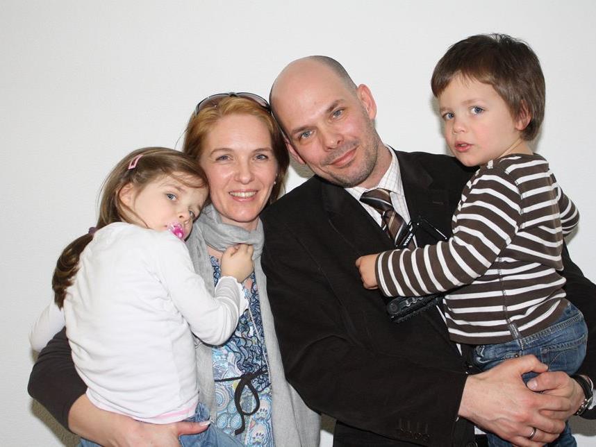 Dr. Manfred Zinthauer mit Gattin Nadja und den beiden Kindern.