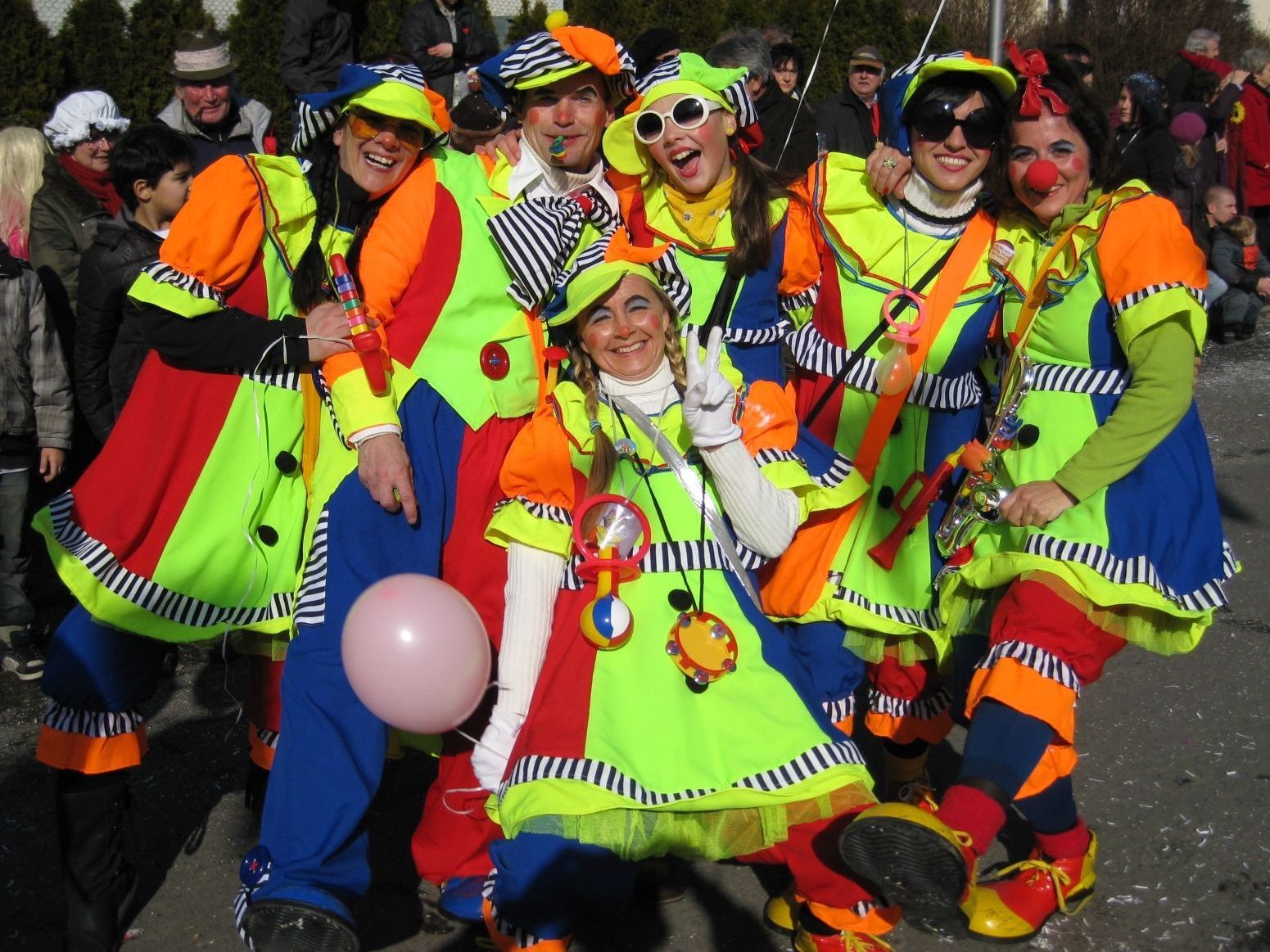 Zu allen Späßen aufgelegt zeigten sich diese Clowns auf dem Hörbranzer Faschingsumzug.