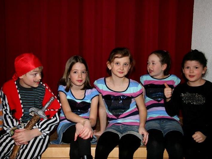 Allerlei bunte Kostüme beim Kinderfasching im Gemeindesaal Doren.