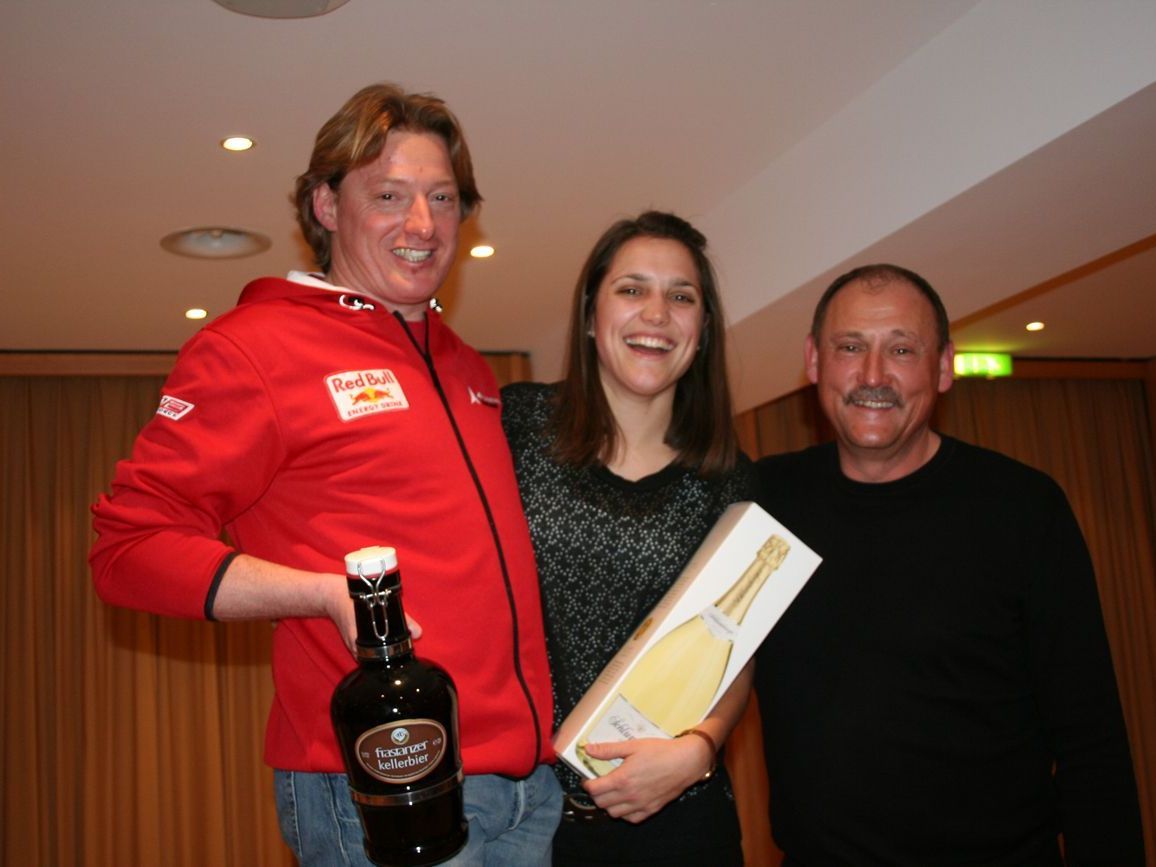 Die Vereinsmeister Madlen Kager und Roman Tschabrun mit Obmann Wolfi Pfaff. Die Vereinsmeister Madlen Kager und Roman Tschabrun mit Obmann Wolfi Pfaff.