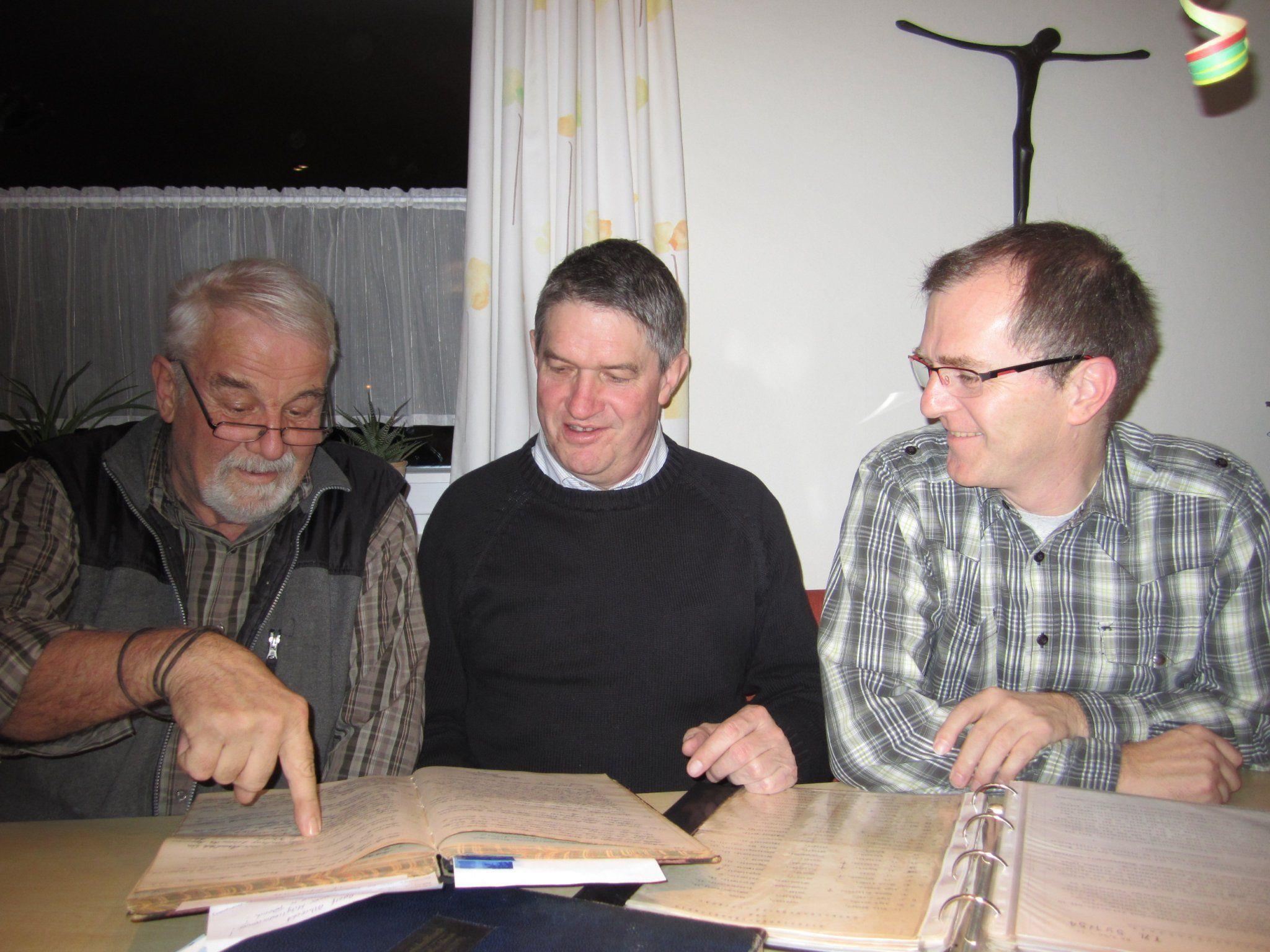 Franz  Koch, Lothar Prager und Heinz Isele haben großes Interesse an der Geschichte des Vereins