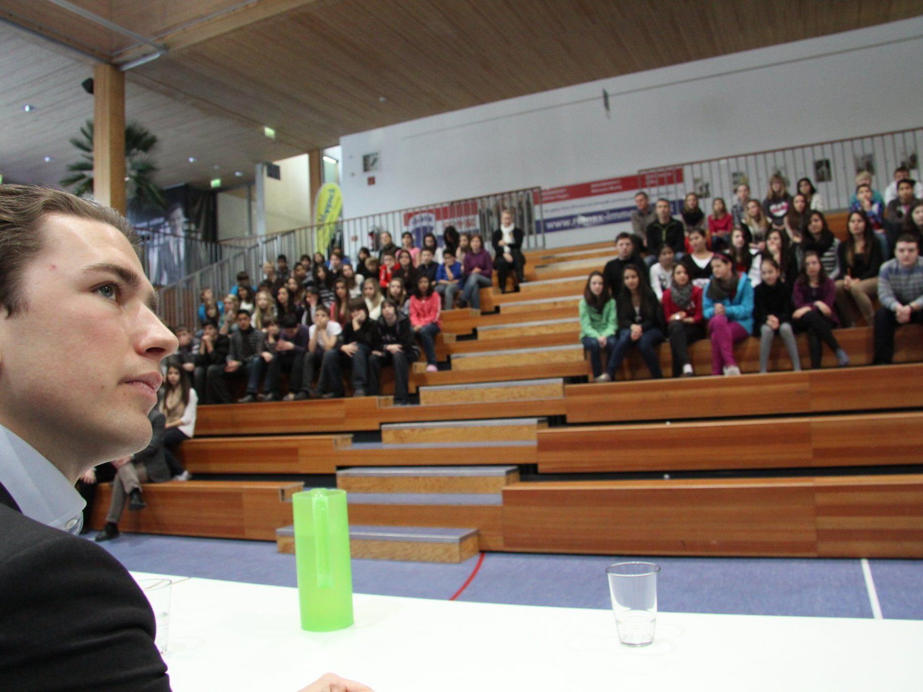 Staatssekretär Sebastian Kurz besucht Bregenzer Mittelschule