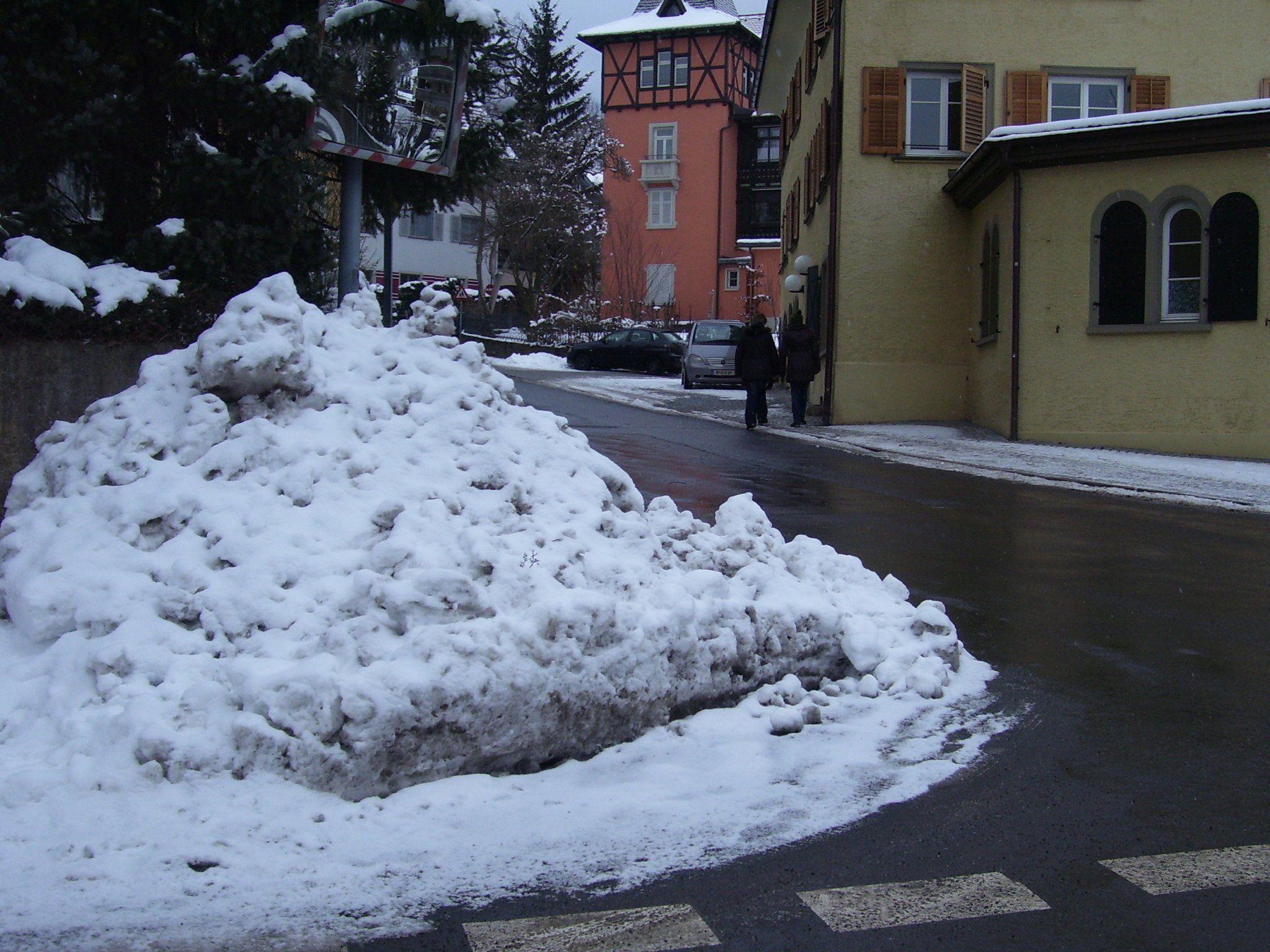 Ingeborg Mätzler bittet im Bürgerforum, künftig den Schnee so zu räumen, dass keine Gefahr besteht.