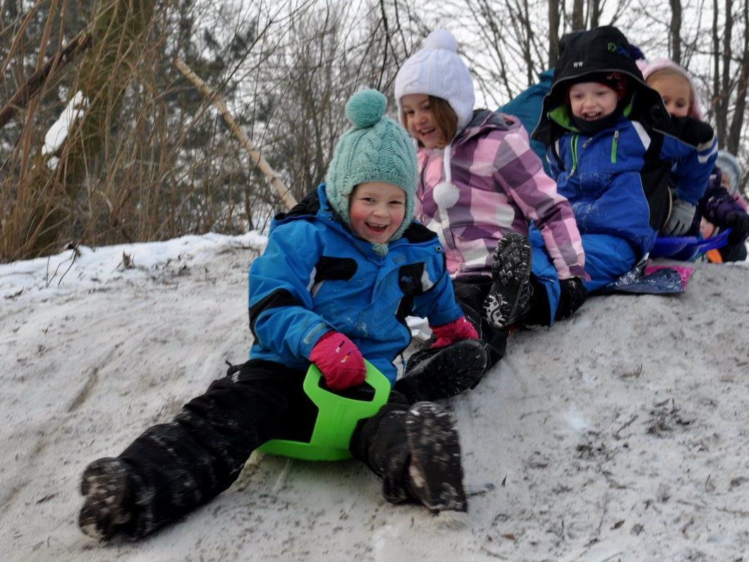Trotz kalten Minustemperaturen haben die Kinder der Wald- und Wiesengruppe mächtig Spaß.